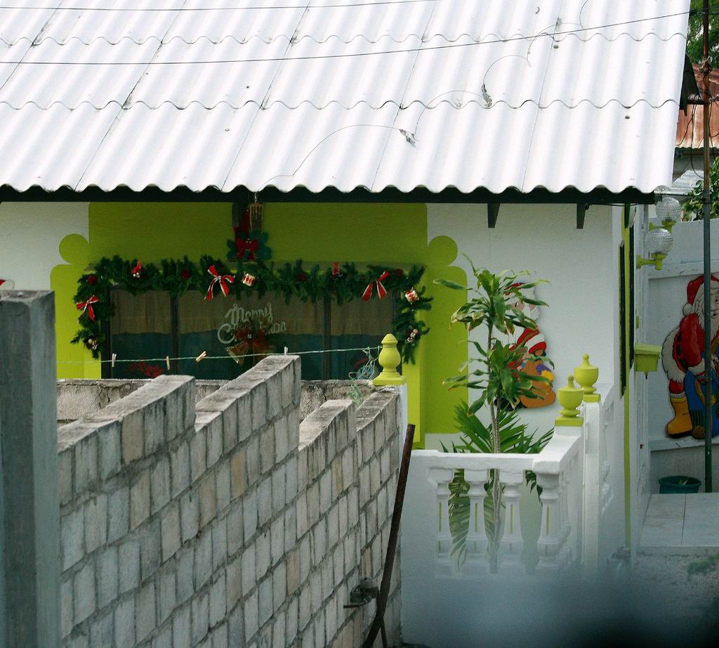 une maison à curaçao décorée pour les pêtes de noël