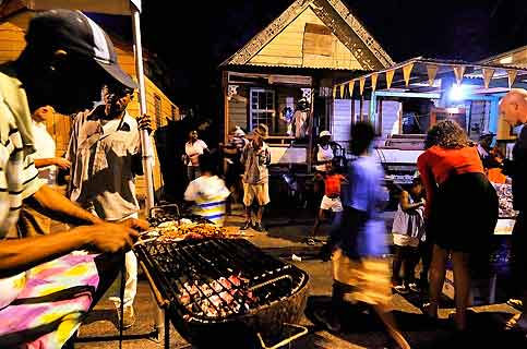 Poisson grill, rhum et musique  gogo chaque vendredi soir dans les rues d’Anse-la-Raye