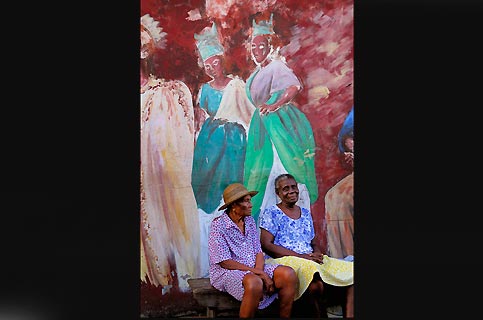 Sourire et peinture murale dans le village de pcheurs d’Anse-la-Raye.