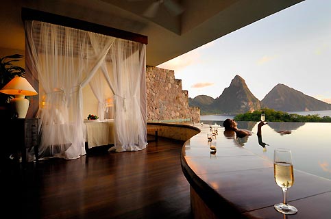 Dcor de rve pour cette suite  trois murs du Jade Mountain, l’htel exceptionnel de l’architecte Nick Troubetzkoy, qui concilie luxe et nature.