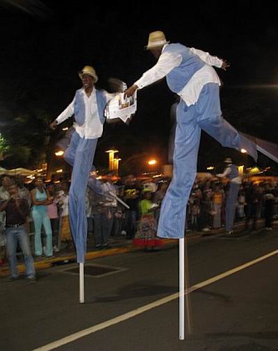 hommes aux echasses photo de Coco B. Martinique