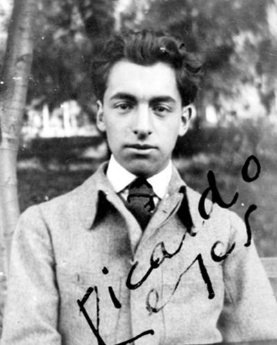 Pablo Neruda, nom de plume de Ricardo Eliecer Neftal Reyes Basoalto, est un pote, crivain, diplomate, homme politique et penseur chilien, n le 12 juillet 1904  Parral (province de Linares, Chili), mort le 23 septembre 1973  Santiago du Chili.