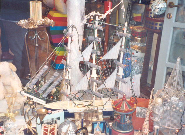 Un exemple de vitrine dans les rues d'Athnes au moment de Nol. On peut voir une maquette traditionnelle de bateau.